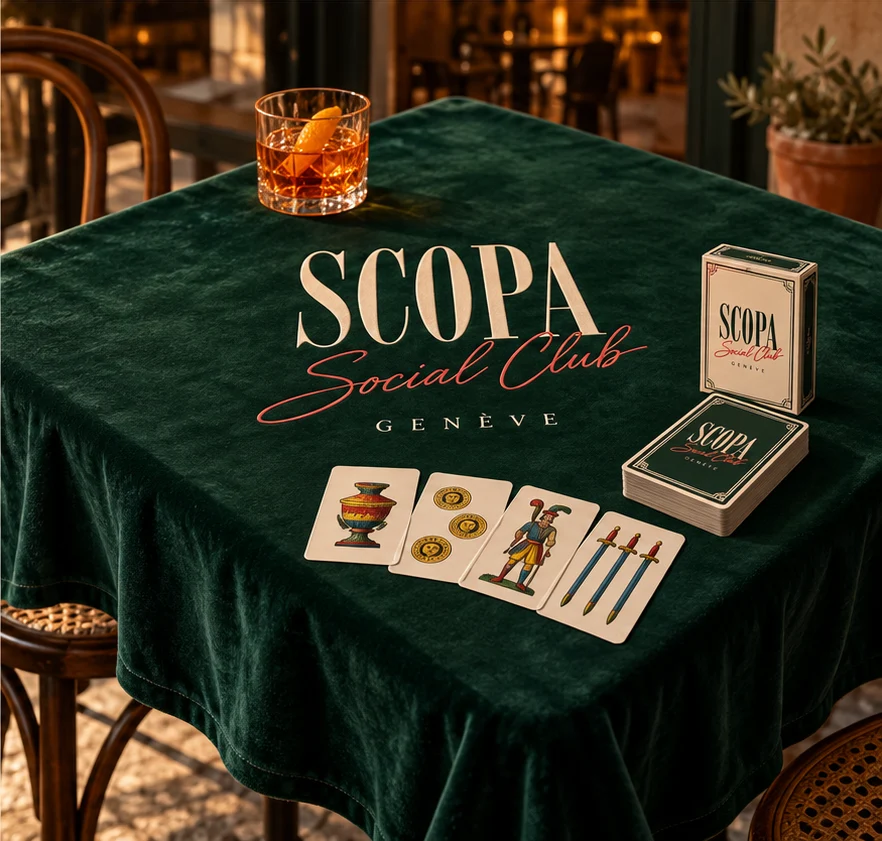 Table de jeu en velours vert forêt et cartes Scopa
